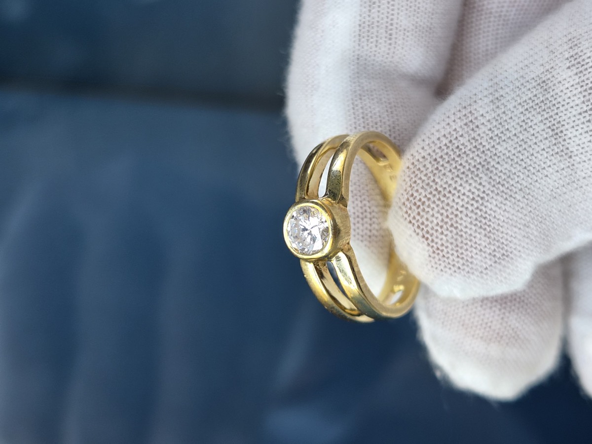 Gelbgoldring mit Brillant in Zargenfassung auf doppelter Schiene