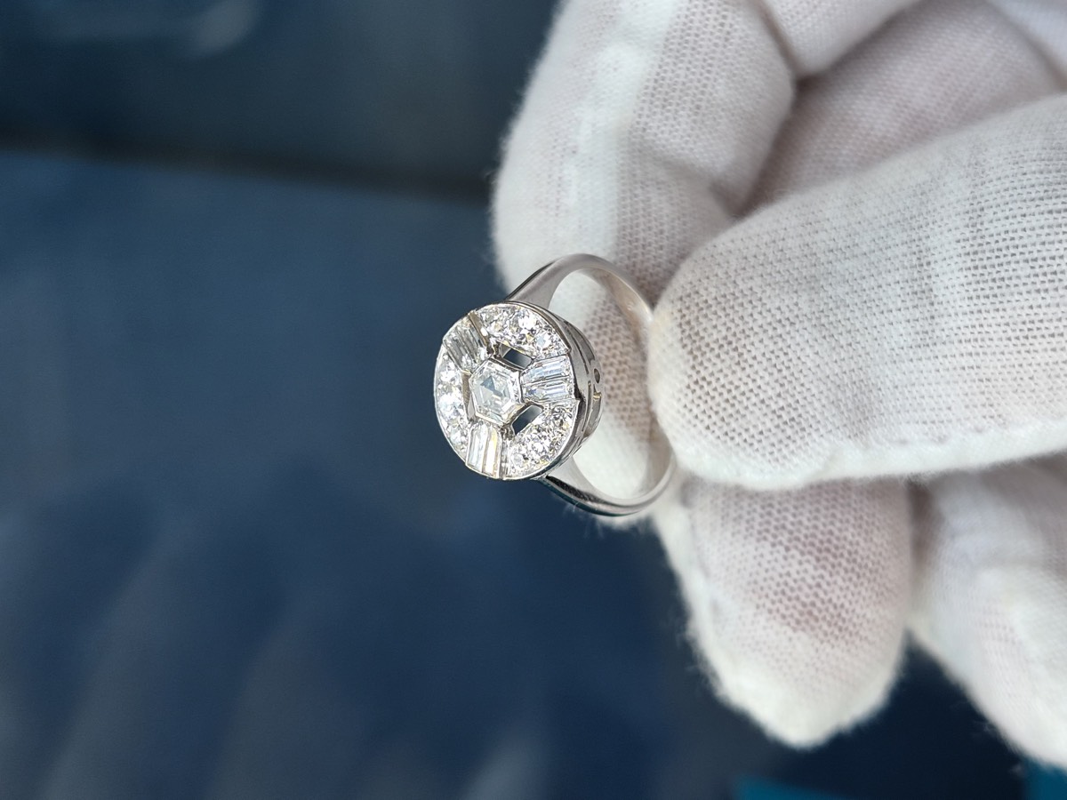 Weissgoldring mit Diamantrosette in Blütenform