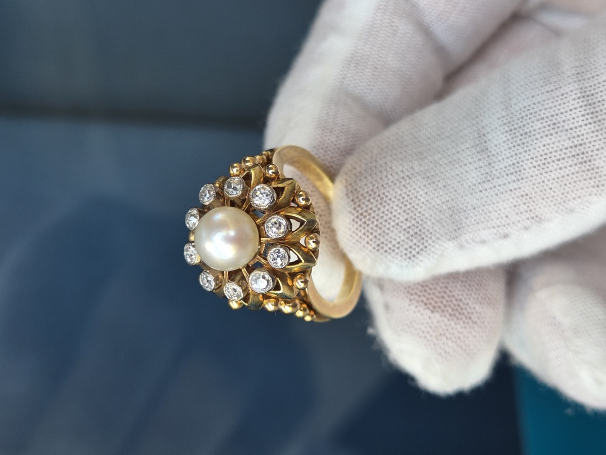 Gelbgoldring mit Perle und umlaufendem Diamantkranz