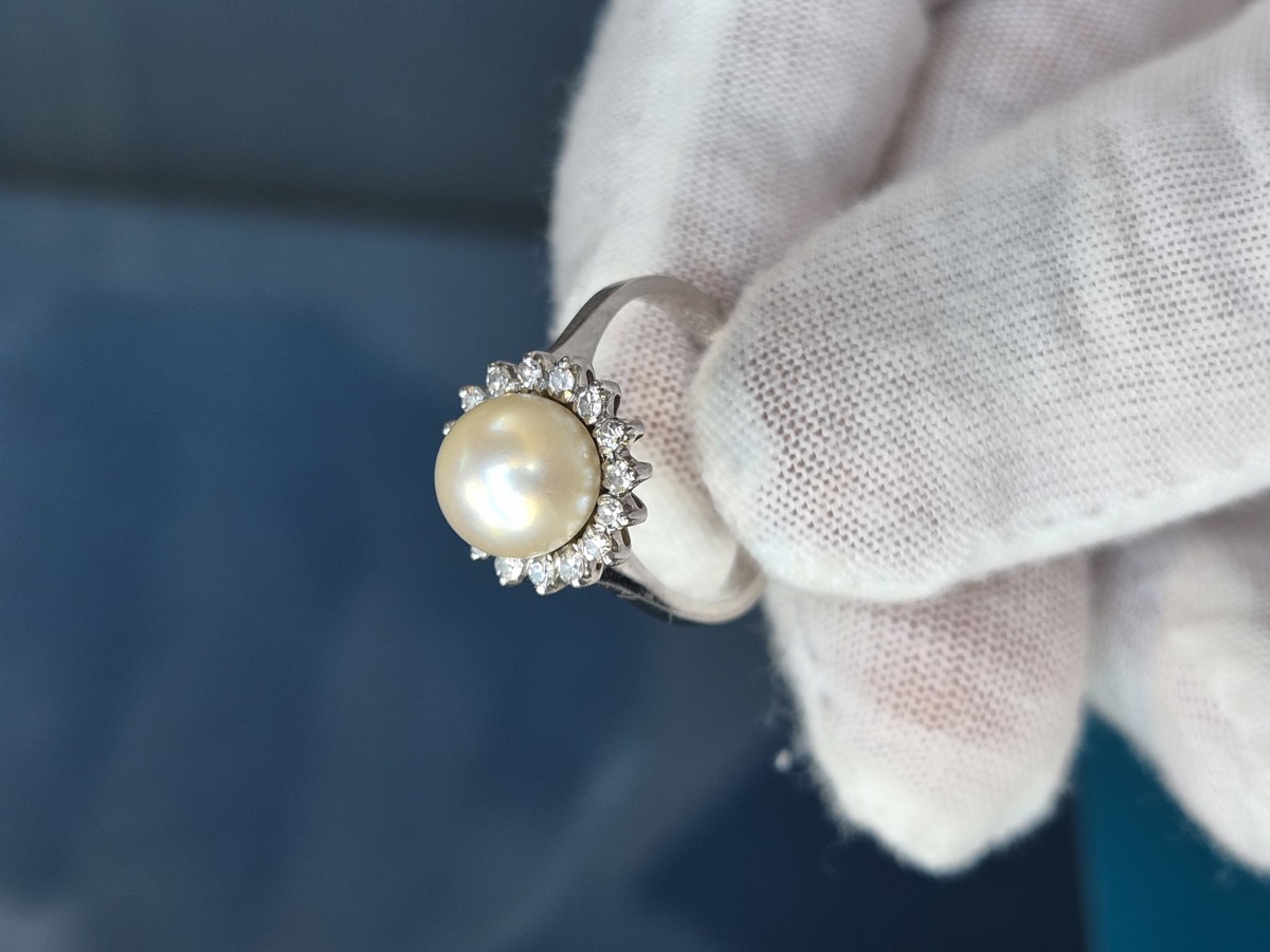 Weissgoldring mit Perle und Brillantkranz