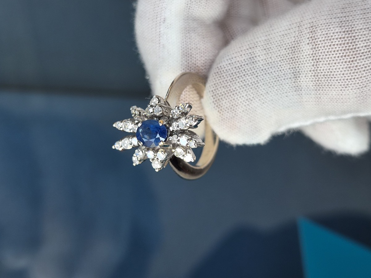Weissgoldring mit blauem Saphir und sternförmig gefassten Navette-Diamanten