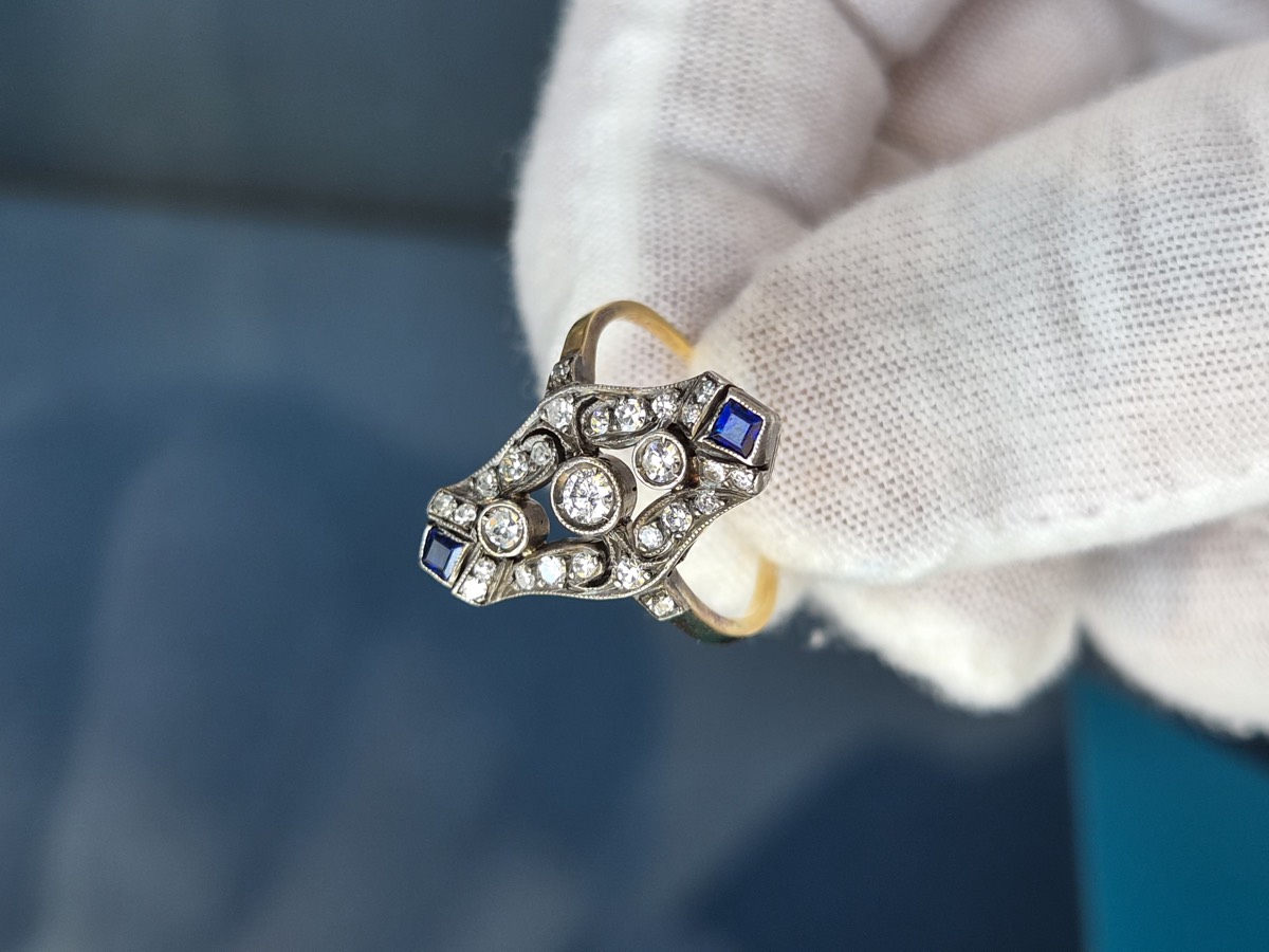 Art-déco-Ring in Navetteform mit Diamanten und Saphiren