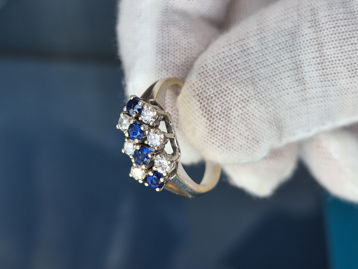 Weissgoldring mit Saphiren und Brillanten in Blütenanordnung