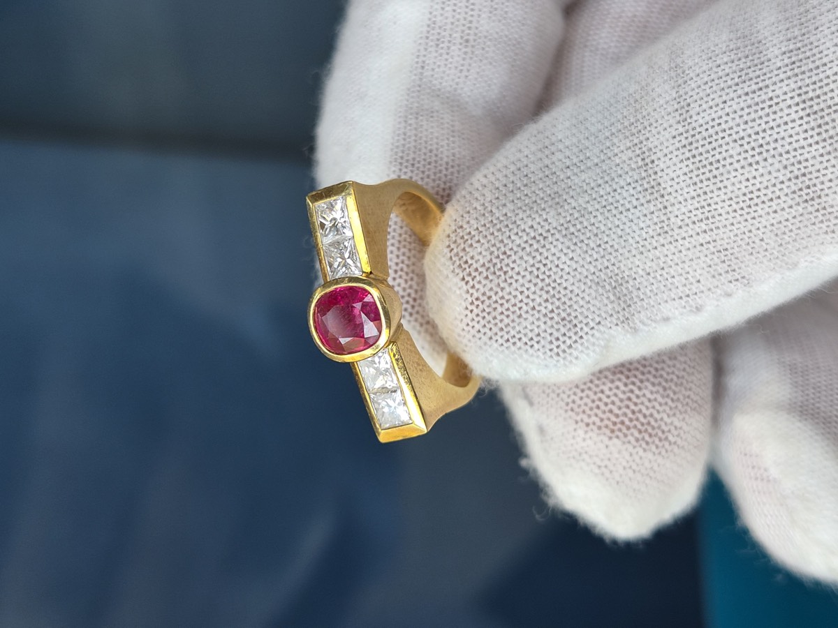 Gelbgoldring mit Rubin und Carré-Diamanten