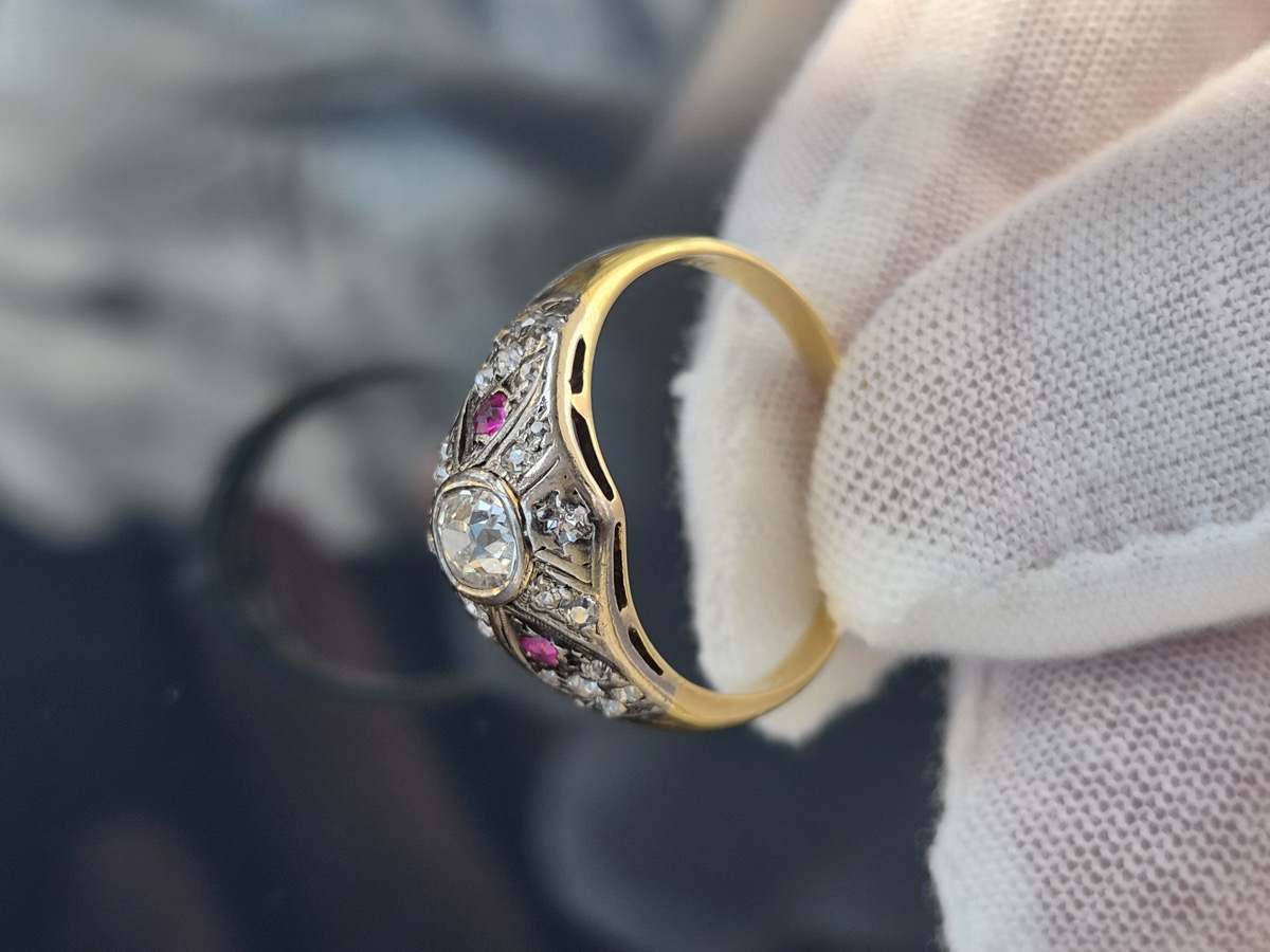 Vintage-Ring mit Altschliff-Diamant und Rubinen